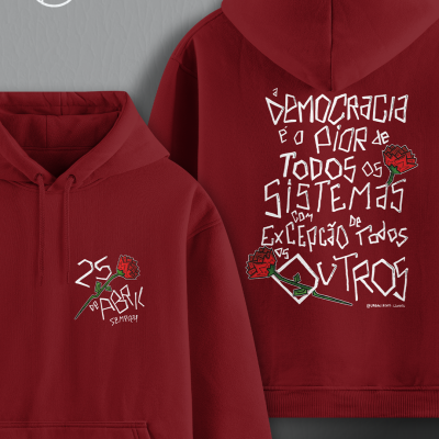 Sweatshirt vermelha com estampagens de cravos e texto relacionado a 25 de Abril