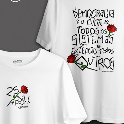 Duas t-shirts brancas com estampas em texto preto e rosas vermelhas.