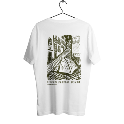 T-shirt branca com ilustração a preto da rua e texto em português na parte de trás.
