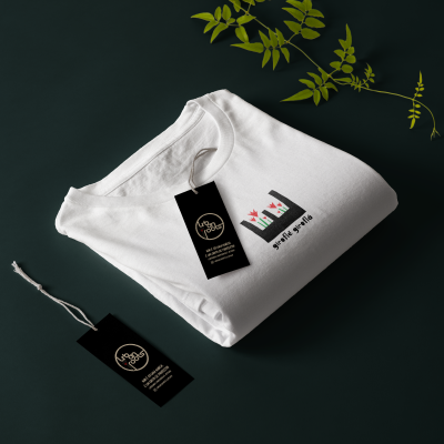 T-shirt branca dobrada com etiqueta preta e impressão de flores vermelhas