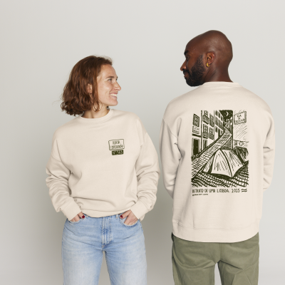 Duas pessoas com sweatshirts bege com desenhos e texto sobre a RUA DA ESPECULAÇÃO.