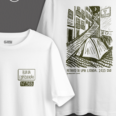 Camiseta branca com estampas de texto e ilustração de rua com tendas nas costas