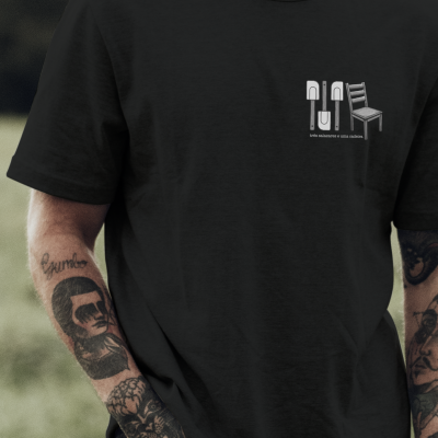 T-shirt preta com estampa branca de pás e cadeira e texto no peito esquerdo