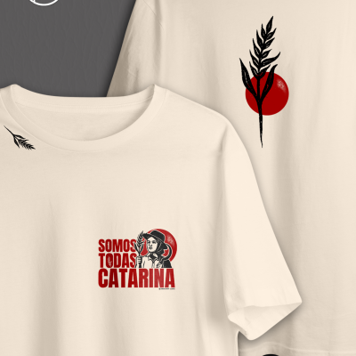 T-shirt branca com estampas vermelha e preta na frente e nas costas.