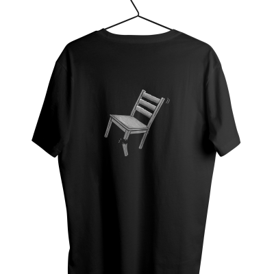 T-shirt preta com estampa de cadeira de madeira cinzenta com perna partida