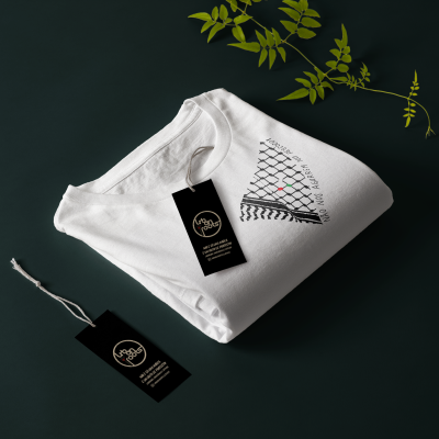 T-shirt branca com estampado preto e etiqueta Urban Roots sobre fundo escuro com folhas verdes.