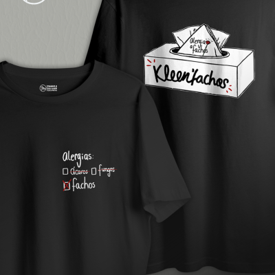 Duas t-shirts pretas com textos e desenho humorístico em branco e vermelho.