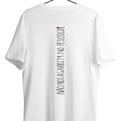 T-shirt branca com texto vertical preto e detalhe tricolor na parte de trás pendurada num cabide preto