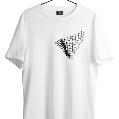 T-shirt branca com estampa preta e branca e texto no peito direito pendurada num cabide preto