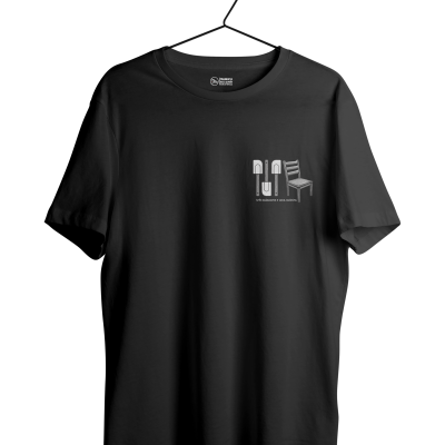 T-shirt preta com estampado cinzento de três pás e uma cadeira