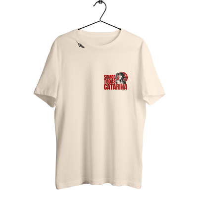 T-shirt branca com texto e imagem vermelhos e pretos pendurada num cabide preto