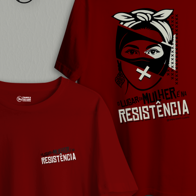 T-shirts vermelhas com mensagem e estampa de rosto feminino