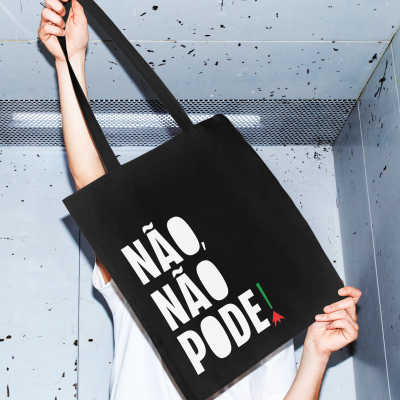 Mala tote preta com texto branco NÃO, NÃO PODE em fundo cinza