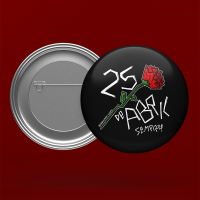 Botton preto com alfinete e desenho de rosa vermelha e texto 25 de ABRIK SEMPRE!