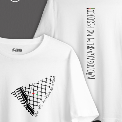 Duas t-shirts brancas com estampado e texto em português