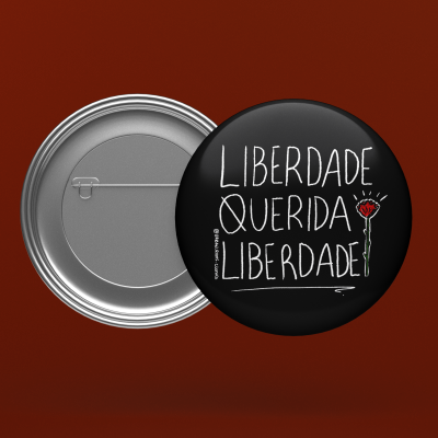 Botton redondo preto com texto branco e símbolo de cravo