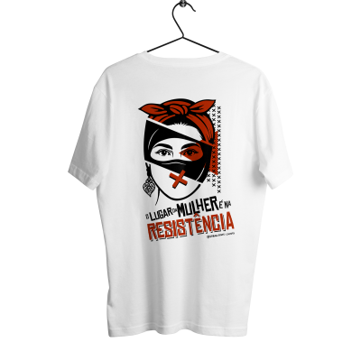 T-shirt branca com estampa gráfica a preto e laranja de rosto de mulher e texto de resistência