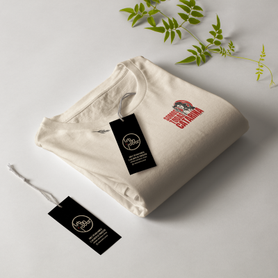 T-shirt branca com estampa SOMOS TODAS CATARINA e etiquetas Urban Roots
