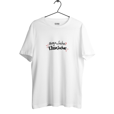 T-shirt branca com texto alergia a fachos? Kleenfachos em preto e vermelho.