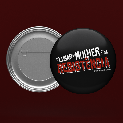 Botão preto com texto em branco e vermelho para pendurar