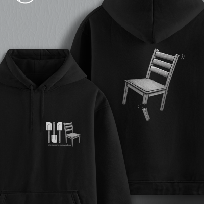 Sweatshirt preta com capuz e estampas de cadeiras cinzentas e texto