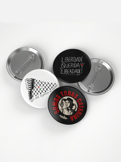 Bottons redondos com frases e imagens em preto e branco