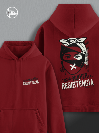 Sweatshirt com capuz vinho com texto e imagem de mulher, texto O LUGAR DA MULHER É NA RESISTÊNCIA