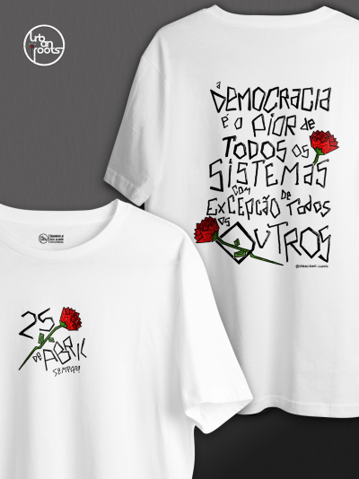 Duas t-shirts brancas com estampas em texto preto e rosas vermelhas.