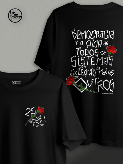 T-shirt preta com texto branco e desenho de cravo vermelho no peito e costas