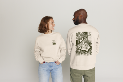 Duas pessoas com sweatshirts bege com desenhos e texto sobre a RUA DA ESPECULAÇÃO.
