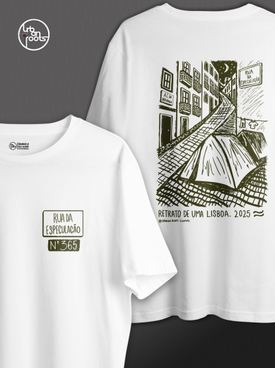 Camiseta branca com estampas de texto e ilustração de rua com tendas nas costas
