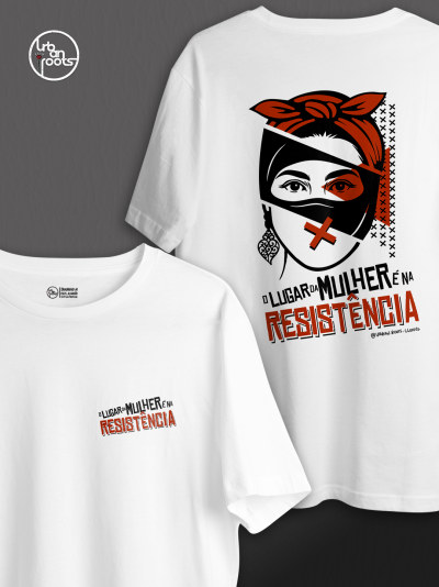 T-shirts brancas com design gráfico e texto O LUGAR DA MULHER É NA RESISTÊNCIA