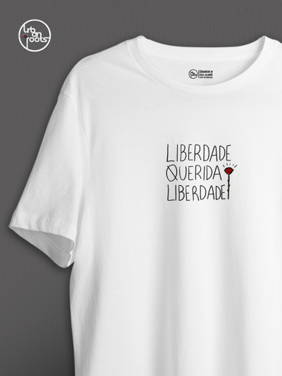 T-shirt branca com texto e flor estampados.