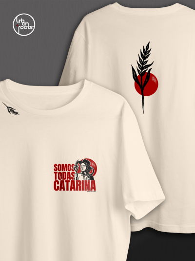 T-shirt branca com estampas vermelha e preta na frente e nas costas.