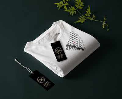 T-shirt branca com estampado preto e etiqueta Urban Roots sobre fundo escuro com folhas verdes.