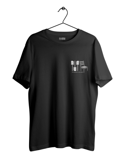 T-shirt preta com estampado cinzento de três pás e uma cadeira