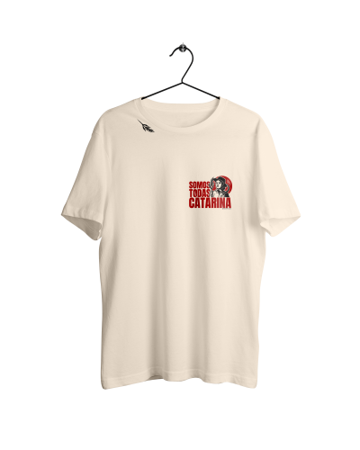 T-shirt branca com texto e imagem vermelhos e pretos pendurada num cabide preto
