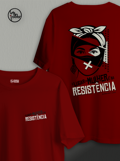 T-shirts vermelhas com mensagem e estampa de rosto feminino