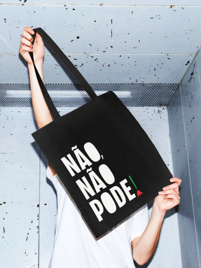 Mala tote preta com texto branco NÃO, NÃO PODE em fundo cinza