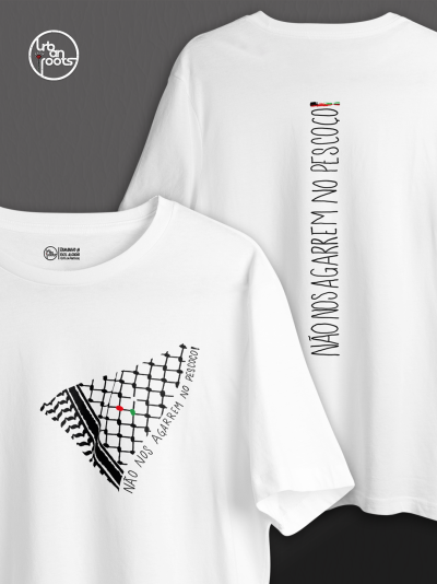 Duas t-shirts brancas com estampado e texto em português