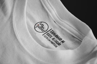 Etiqueta interna de t-shirt branca com texto de tamanho e material