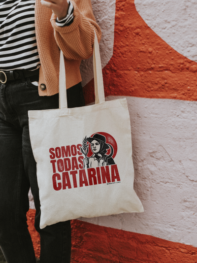 Saco de tecido cru com impressão vermelha e preta e texto SOMOS TODAS CATARINA