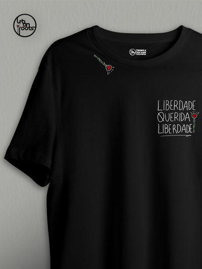 T-shirt preta com estampa de rosa vermelha e texto branco LIBERDADE QUERIDA LIBERDADE