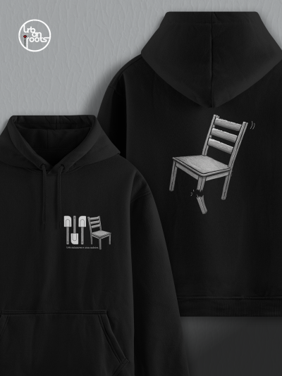 Sweatshirt preta com capuz e estampas de cadeiras cinzentas e texto