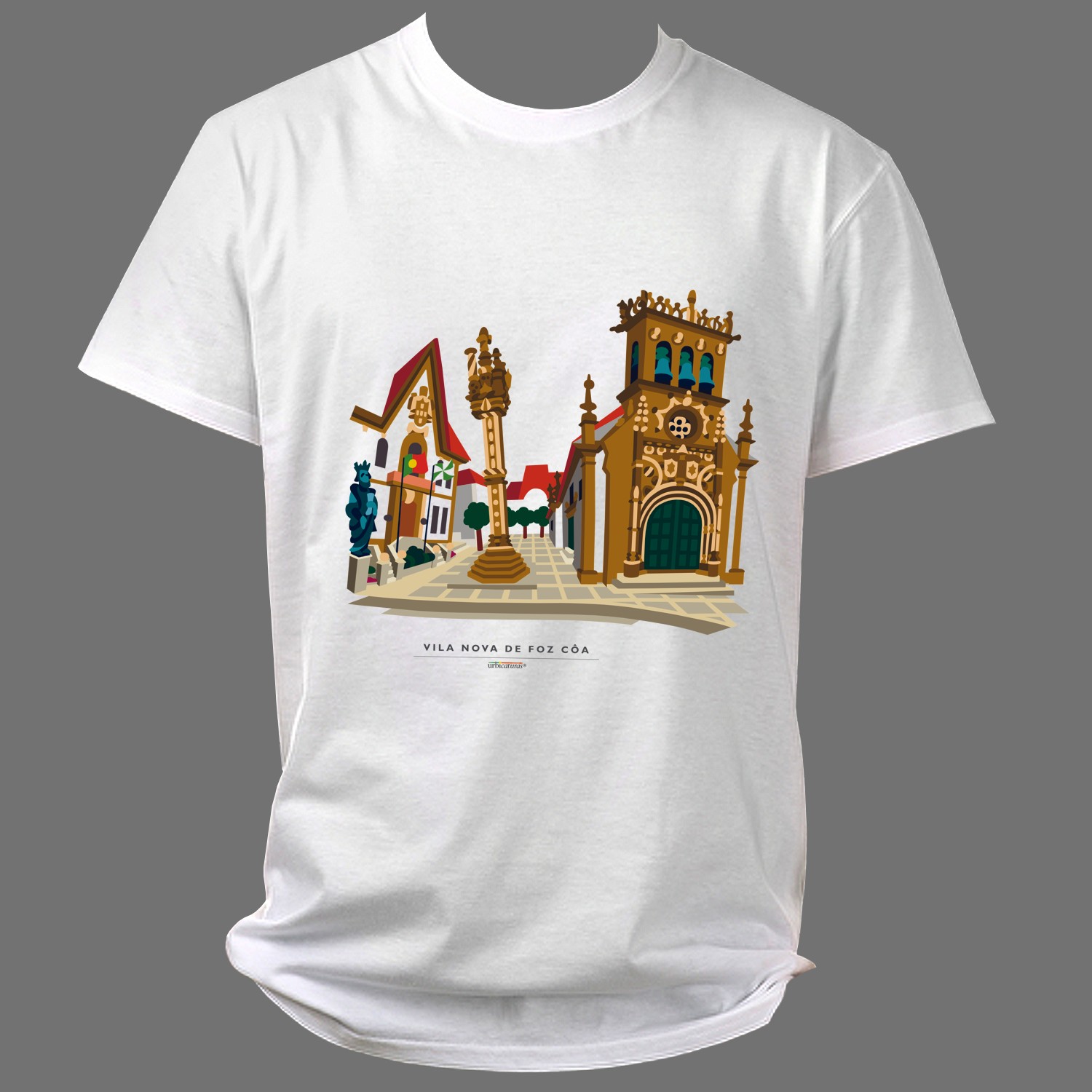 VILA NOVA DE FOZ CÔA T-Shirts – Matriz T-shirt branca com estampa colorida de edifícios históricos e texto Vila Nova de Foz Côa