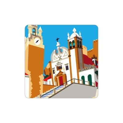 Ilustração digital de igreja e torres com relógio e sinos, céu azul, e escadaria