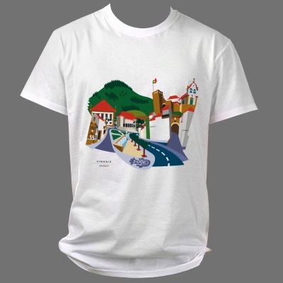 T-shirt branca com ilustração colorida de vila e texto 'VINHAIS' e 'BRAGANÇA'