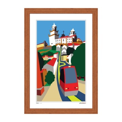 Pôster emoldurado de elétrico vermelho subindo colina com edifícios e vegetação