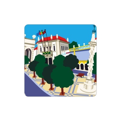 Ilustração digital de praça com árvores, banco, colunas e edifícios clássicos coloridos