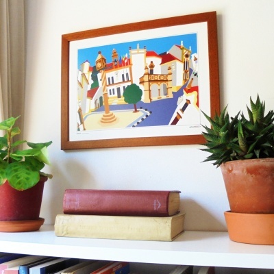 Estante com livros, vasos de barro com plantas e quadro colorido na parede